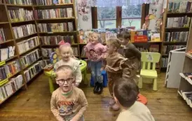 Dzieci ćwiczą misiową gimnastykę.