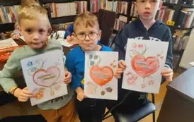 Troje chłopc&oacute;w pokazuje swoje laurki dla babci i dziadka