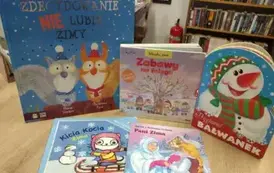Na biurku są wyłożone książeczki - bajeczki o tematyce zimowej
