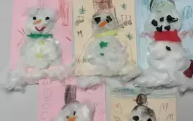 Na stole są wyłożone wszystkie prace dzieci- przystrojone bałwanki