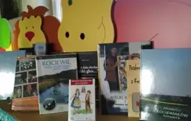 Na p&oacute;łce w bibliotece są wyłożone książki o tematyce kociewskiej