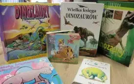 Na biurku wyłożone są książeczki o dinozaurach