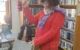 Pani prowadząca zajęcia wyciąga z pudła marchewkę i pokazuje ją dzieciom.