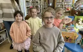Dzieci stoją ze swoją Panią przygotowując się do wyjścia z biblioteki