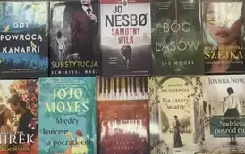 Na stole leży 10 nowych książek z widocznymi tytułami