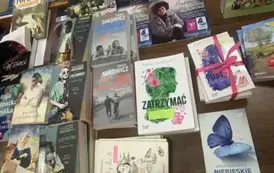 Na biurku są wyłożone książki książki Anny Sakowicz gotowe do kupienia.