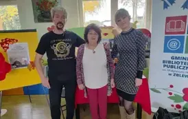 Pan Pilarski stoi razem z bibliotekarką z Pinczyna i z czytelniczką z Pinczyna. 