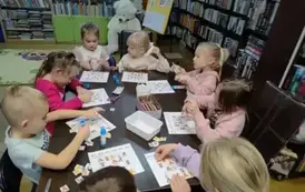 Dzieci przy stole uzupełniają misiowe sudoku.
