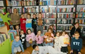 Wszystkie dzieci są w grupie wraz ze swoją Panią i pozują do zdjęcia.