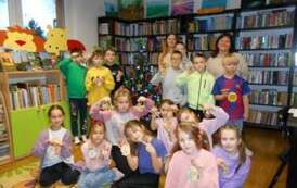 Wszystkie dzieci są przy choince razem ze swoją Panią