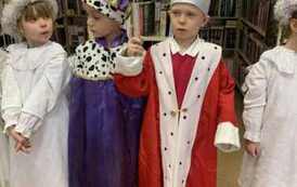 Dzieci przebrane za Trzech Kr&oacute;li i anioł&oacute;w. Jeden z kr&oacute;li trzyma berło.