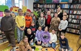 Zdjęcie grupowe dzieci z bibliotekarką przy choince.