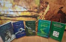 Na biurku są wyłożone nowe książki z widocznymi tytułami