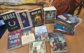 Na biurku są wyłożone nowe książki z widocznymi tytułami