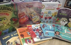 Na biurku są wyłożone nowe bajeczki dla dzieci