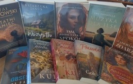 Nowości książkowe wyłożone tytułami na wierzchu.