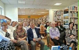 Krzesła w bibliootece wypełnione czytalnikami