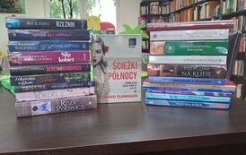 Nowe książki położone na stole