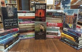 Nowe książki położone na stole