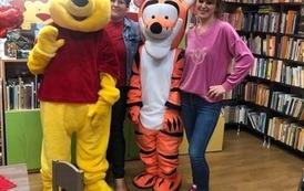 Pani bibliotekarka stoi z Panią, kt&oacute;ra czytała bajkę i z Kubusiem Puchatkiem i Tygyskiem