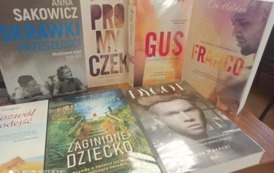 Nowe książki położone na stoliku, widać okładki z tytułami