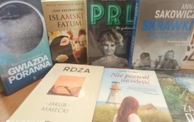 Nowe książki położone na stoliku, widać okładki z tytułami