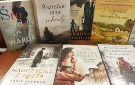 Nowe książki położone na stoliku, widać okładki z tytułami