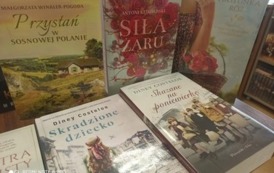 Nowe książki położone na stoliku, widać okładki z tytułami
