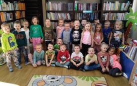 Zdjęcie grupowe przedszkolak&oacute;w w bibliotece.