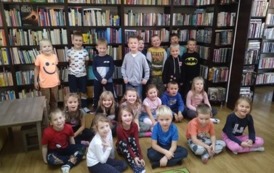 Zdjęcie grupowe przedszkolak&oacute;w w bibliotece.