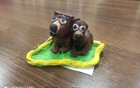 Praca przedstawiająca dw&oacute;ch niedźwedzi ulepionych z plasteliny. Praca wyr&oacute;zniona Zuzanny Bujanowicz