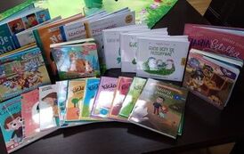 Nowe bajki ułożone na stole w bibliotece w Pinczynie. 