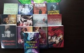 Nowe książki ułożone na stole z widocznymi tytułami w bibliotece w Pinczynie