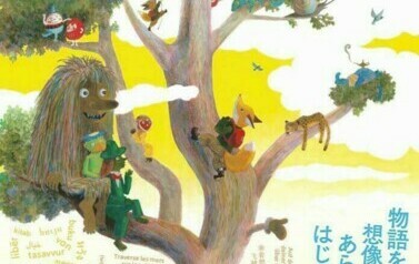 Plakat drzewa ze zwierzątkami promujący to Święto.