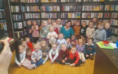 Zdjęcie grupowe dzieci z bibliotekarką.
