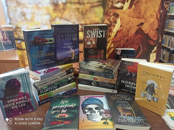 Na stole są wyłożone nowe książki z&nbsp;widocznymi tytułami.