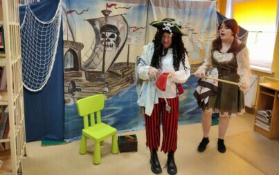 Dziewczynka stoi koło pirata