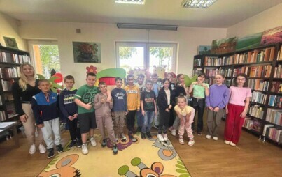 Zdjęcie grupowe dzieci z wychowawcą klasy.