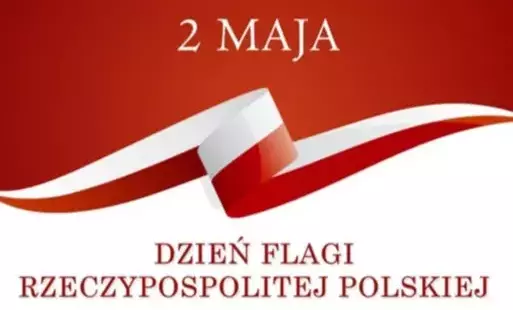 Na białoczerwonym tle napis 2 Maja Dzień Flagi Rzeczypospolitej Polskiej i podwinięta białoczerwona wstążka