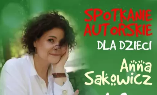 Plakat o zielonym tle, Anna Sakowicz siedzi w białej bluzce podpierając głowę na ręce, na dole poziomo zdjęcia książek serii Poprańcy. Napis : Spotkanie autorskie dla dzieci 12 maja o godz.10.00