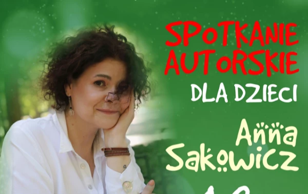 Plakat o zielonym tle, Anna Sakowicz siedzi w białej bluzce podpierając głowę na ręce, na dole poziomo zdjęcia książek serii Poprańcy. Napis : Spotkanie autorskie dla dzieci 12 maja o godz.10.00