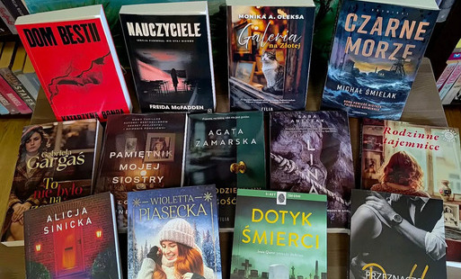 Na stoliku są wyłozone nowe tytuły książek