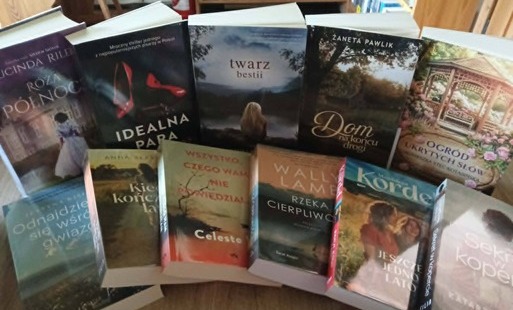 Na biurku są wyłożone pionowo nowe książki dla dorosłych