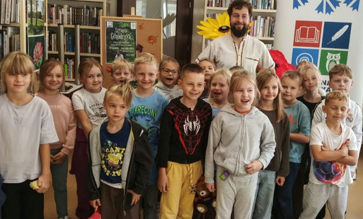Szymon Góralczyk pozuje do zdjęcia z grupą dzieci
