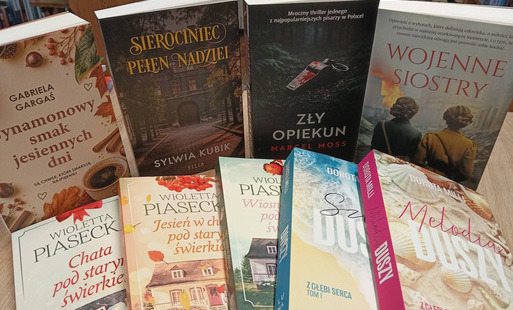 Na biurku są wyłożone nowe książki z widocznymi tytułami